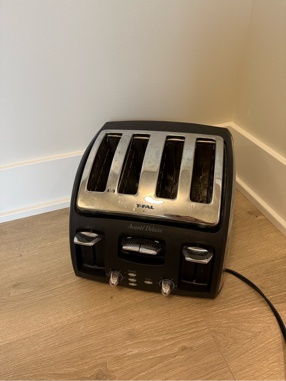 T-Fal Avante Deluxe 4-Slice Toaster in Black and Stainless